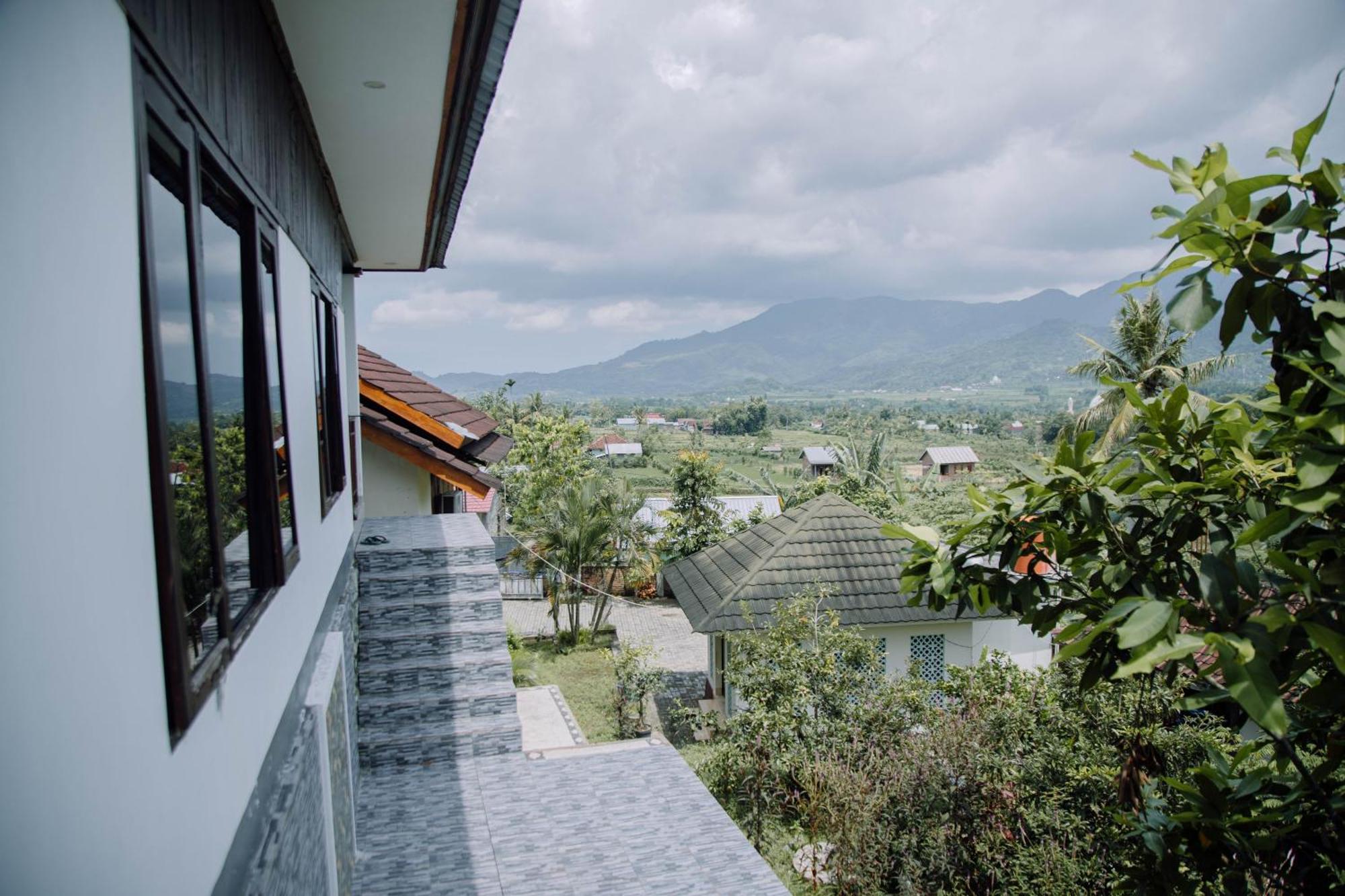Reddoorz At Villa Bukit Senyum Lombok Kuripan  Buitenkant foto