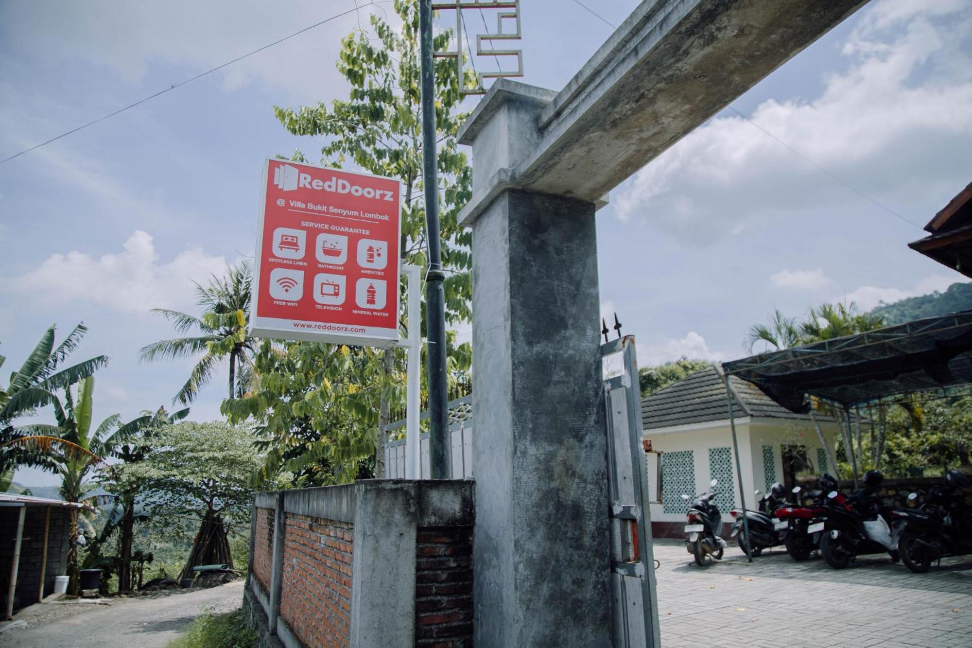 Reddoorz At Villa Bukit Senyum Lombok Kuripan  Buitenkant foto