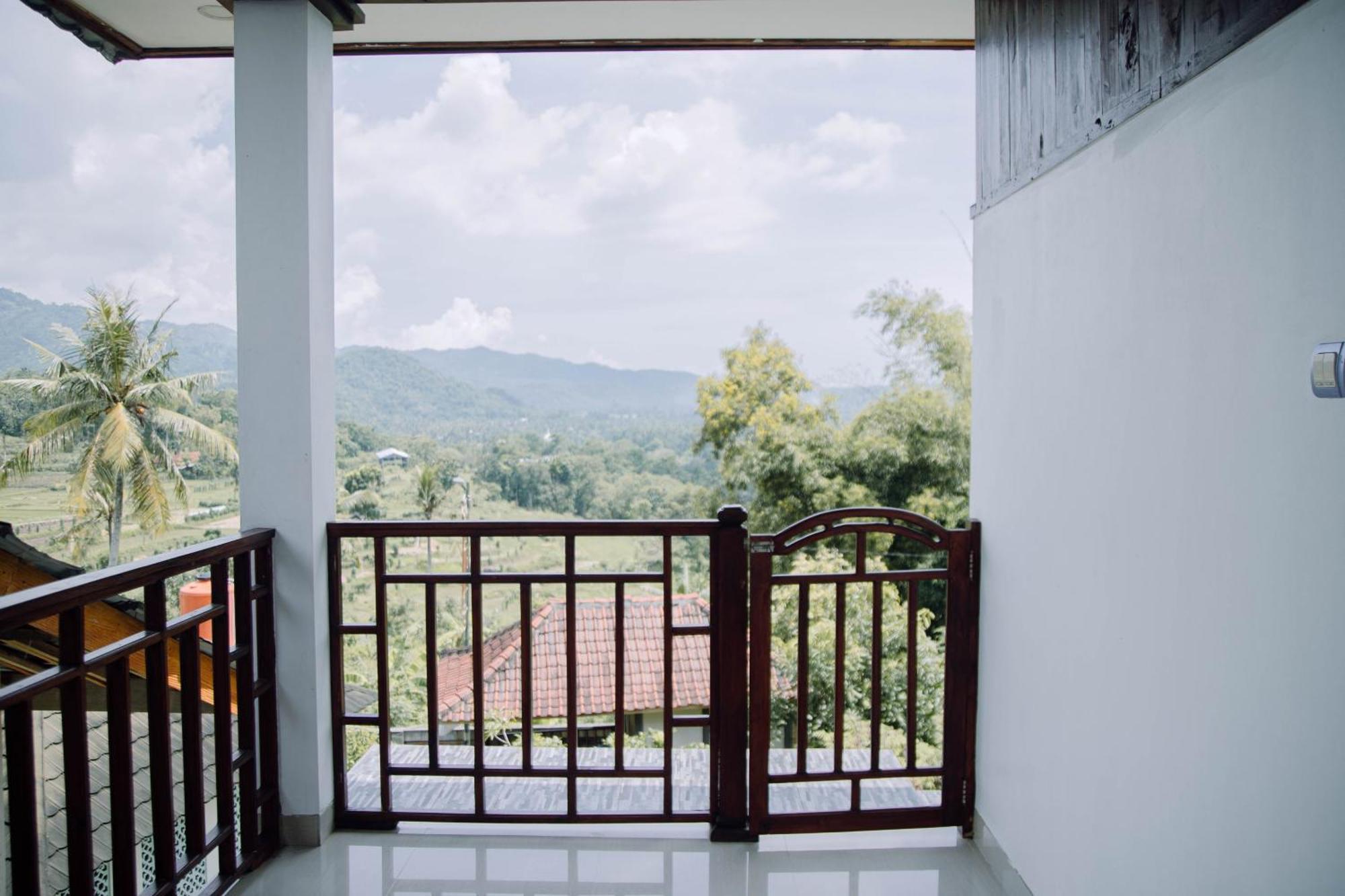 Reddoorz At Villa Bukit Senyum Lombok Kuripan  Buitenkant foto